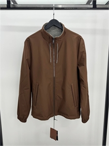 {{productViewItem.photos[photoViewList.activeNavIndex].Alt || productViewItem.photos[photoViewList.activeNavIndex].Description || 'Двухсторонняя куртка ZEGNA'}}