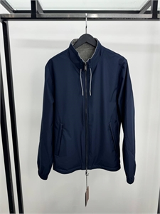 {{productViewItem.photos[photoViewList.activeNavIndex].Alt || productViewItem.photos[photoViewList.activeNavIndex].Description || 'Двухсторонняя куртка ZEGNA'}}