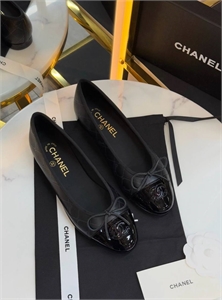 {{productViewItem.photos[photoViewList.activeNavIndex].Alt || productViewItem.photos[photoViewList.activeNavIndex].Description || 'Балетки CHANEL'}}