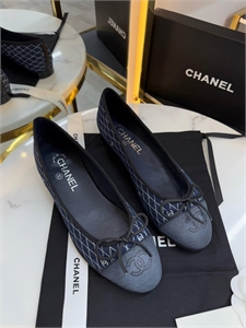 {{productViewItem.photos[photoViewList.activeNavIndex].Alt || productViewItem.photos[photoViewList.activeNavIndex].Description || 'Балетки CHANEL'}}