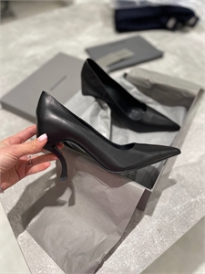 {{productViewItem.photos[photoViewList.activeNavIndex].Alt || productViewItem.photos[photoViewList.activeNavIndex].Description || 'Туфли BALENCIAGA'}}
