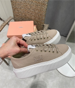 {{productViewItem.photos[photoViewList.activeNavIndex].Alt || productViewItem.photos[photoViewList.activeNavIndex].Description || 'Кеды MIU MIU'}}