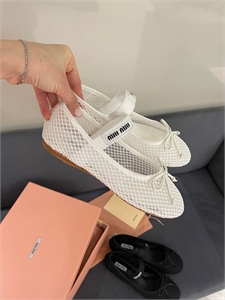 {{productViewItem.photos[photoViewList.activeNavIndex].Alt || productViewItem.photos[photoViewList.activeNavIndex].Description || 'Балетки MIU MIU'}}
