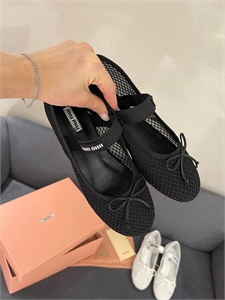 {{productViewItem.photos[photoViewList.activeNavIndex].Alt || productViewItem.photos[photoViewList.activeNavIndex].Description || 'Балетки MIU MIU'}}