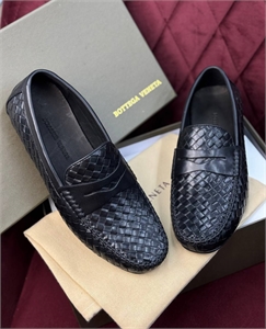 {{productViewItem.photos[photoViewList.activeNavIndex].Alt || productViewItem.photos[photoViewList.activeNavIndex].Description || 'Мокасины BOTTEGA VENETA'}}