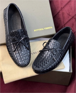 {{productViewItem.photos[photoViewList.activeNavIndex].Alt || productViewItem.photos[photoViewList.activeNavIndex].Description || 'Мокасины BOTTEGA VENETA'}}