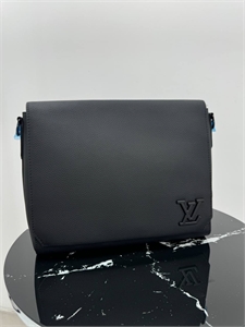 {{productViewItem.photos[photoViewList.activeNavIndex].Alt || productViewItem.photos[photoViewList.activeNavIndex].Description || 'Сумка через плечо LV'}}