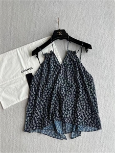 {{productViewItem.photos[photoViewList.activeNavIndex].Alt || productViewItem.photos[photoViewList.activeNavIndex].Description || 'Топ CHANEL'}}