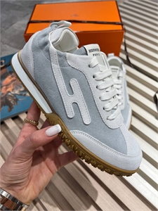 {{productViewItem.photos[photoViewList.activeNavIndex].Alt || productViewItem.photos[photoViewList.activeNavIndex].Description || 'Кроссовки HERMES'}}