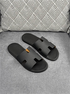 {{productViewItem.photos[photoViewList.activeNavIndex].Alt || productViewItem.photos[photoViewList.activeNavIndex].Description || 'Тапочки Hermes'}}