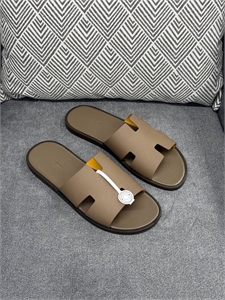 {{productViewItem.photos[photoViewList.activeNavIndex].Alt || productViewItem.photos[photoViewList.activeNavIndex].Description || 'Тапочки Hermes'}}