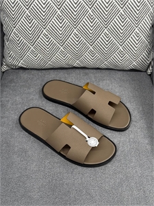 {{productViewItem.photos[photoViewList.activeNavIndex].Alt || productViewItem.photos[photoViewList.activeNavIndex].Description || 'Тапочки Hermes'}}