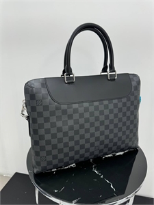 {{productViewItem.photos[photoViewList.activeNavIndex].Alt || productViewItem.photos[photoViewList.activeNavIndex].Description || 'Портфель LV'}}