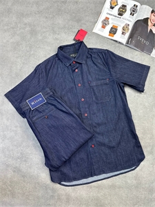 {{productViewItem.photos[photoViewList.activeNavIndex].Alt || productViewItem.photos[photoViewList.activeNavIndex].Description || 'Джинсовый костюм KITON'}}