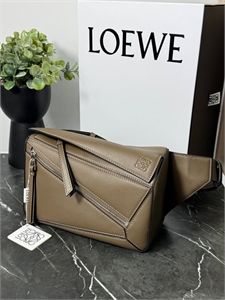 {{productViewItem.photos[photoViewList.activeNavIndex].Alt || productViewItem.photos[photoViewList.activeNavIndex].Description || 'Поясная сумка LOEWE'}}