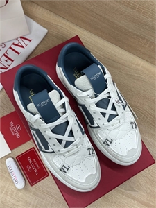 {{productViewItem.photos[photoViewList.activeNavIndex].Alt || productViewItem.photos[photoViewList.activeNavIndex].Description || 'Кеды VALENTINO'}}