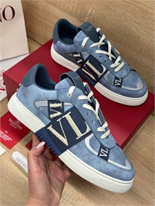 {{productViewItem.photos[photoViewList.activeNavIndex].Alt || productViewItem.photos[photoViewList.activeNavIndex].Description || 'Кеды VALENTINO'}}