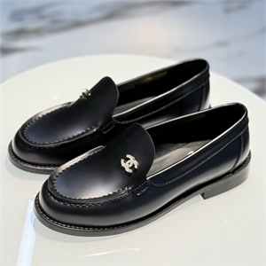 {{productViewItem.photos[photoViewList.activeNavIndex].Alt || productViewItem.photos[photoViewList.activeNavIndex].Description || 'Лоферы CHANEL'}}