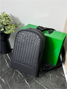 {{productViewItem.photos[photoViewList.activeNavIndex].Alt || productViewItem.photos[photoViewList.activeNavIndex].Description || 'Нагрудная сумка BOTTEGA VENETA'}}