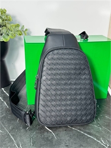 {{productViewItem.photos[photoViewList.activeNavIndex].Alt || productViewItem.photos[photoViewList.activeNavIndex].Description || 'Нагрудная сумка BOTTEGA VENETA'}}
