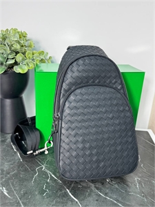 {{productViewItem.photos[photoViewList.activeNavIndex].Alt || productViewItem.photos[photoViewList.activeNavIndex].Description || 'Нагрудная сумка BOTTEGA VENETA'}}