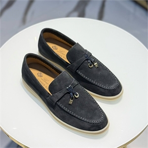 {{productViewItem.photos[photoViewList.activeNavIndex].Alt || productViewItem.photos[photoViewList.activeNavIndex].Description || 'Лоферы LORO PIANA'}}