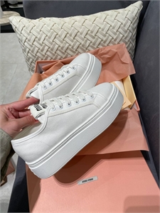 {{productViewItem.photos[photoViewList.activeNavIndex].Alt || productViewItem.photos[photoViewList.activeNavIndex].Description || 'Кеды MIU MIU'}}
