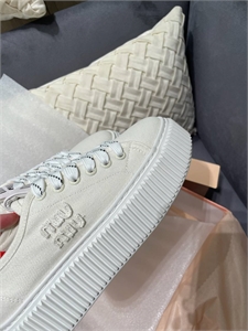 {{productViewItem.photos[photoViewList.activeNavIndex].Alt || productViewItem.photos[photoViewList.activeNavIndex].Description || 'Кеды MIU MIU'}}