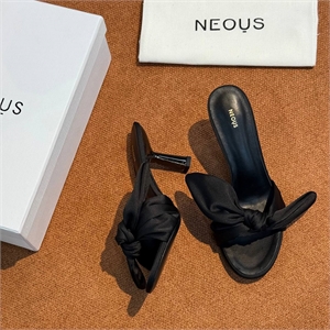 {{productViewItem.photos[photoViewList.activeNavIndex].Alt || productViewItem.photos[photoViewList.activeNavIndex].Description || 'Босоножки NEOUS'}}