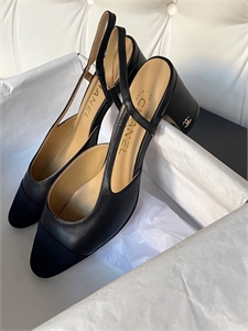 {{productViewItem.photos[photoViewList.activeNavIndex].Alt || productViewItem.photos[photoViewList.activeNavIndex].Description || 'Туфли CHANEL'}}