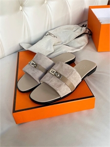 {{productViewItem.photos[photoViewList.activeNavIndex].Alt || productViewItem.photos[photoViewList.activeNavIndex].Description || 'Тапочки HERMES'}}