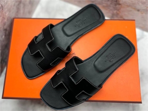 {{productViewItem.photos[photoViewList.activeNavIndex].Alt || productViewItem.photos[photoViewList.activeNavIndex].Description || 'Тапочки HERMES'}}