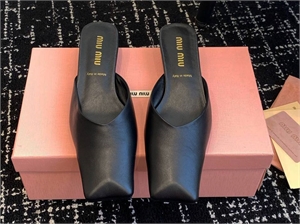 {{productViewItem.photos[photoViewList.activeNavIndex].Alt || productViewItem.photos[photoViewList.activeNavIndex].Description || 'Мюли MIU MIU'}}
