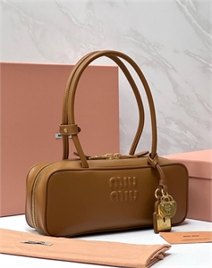 {{productViewItem.photos[photoViewList.activeNavIndex].Alt || productViewItem.photos[photoViewList.activeNavIndex].Description || 'Сумка MIU MIU'}}