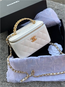 {{productViewItem.photos[photoViewList.activeNavIndex].Alt || productViewItem.photos[photoViewList.activeNavIndex].Description || 'Сумка CHANEL'}}