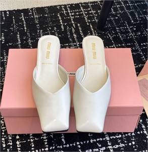 {{productViewItem.photos[photoViewList.activeNavIndex].Alt || productViewItem.photos[photoViewList.activeNavIndex].Description || 'Мюли MIU MIU'}}