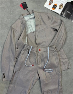 {{productViewItem.photos[photoViewList.activeNavIndex].Alt || productViewItem.photos[photoViewList.activeNavIndex].Description || 'Классический костюм KITON (лен)'}}