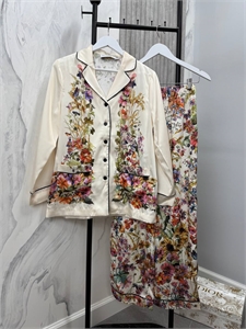 {{productViewItem.photos[photoViewList.activeNavIndex].Alt || productViewItem.photos[photoViewList.activeNavIndex].Description || 'Костюм DIOR'}}