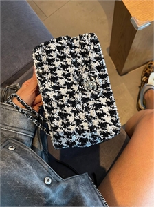 {{productViewItem.photos[photoViewList.activeNavIndex].Alt || productViewItem.photos[photoViewList.activeNavIndex].Description || 'Сумка CHANEL 20 см'}}