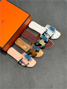 {{productViewItem.photos[photoViewList.activeNavIndex].Alt || productViewItem.photos[photoViewList.activeNavIndex].Description || 'Тапочки HERMES'}}