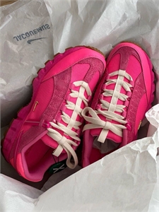 {{productViewItem.photos[photoViewList.activeNavIndex].Alt || productViewItem.photos[photoViewList.activeNavIndex].Description || 'Кроссовки NIKE JACQUEMUS'}}
