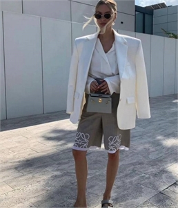 {{productViewItem.photos[photoViewList.activeNavIndex].Alt || productViewItem.photos[photoViewList.activeNavIndex].Description || 'Шорты LOEWE'}}