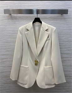 {{productViewItem.photos[photoViewList.activeNavIndex].Alt || productViewItem.photos[photoViewList.activeNavIndex].Description || 'Пиджак Schiaparelli'}}