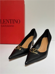{{productViewItem.photos[photoViewList.activeNavIndex].Alt || productViewItem.photos[photoViewList.activeNavIndex].Description || 'Туфли VALENTINO'}}