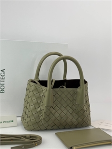 {{productViewItem.photos[photoViewList.activeNavIndex].Alt || productViewItem.photos[photoViewList.activeNavIndex].Description || 'Сумка BOTTEGA VENETA'}}