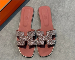 {{productViewItem.photos[photoViewList.activeNavIndex].Alt || productViewItem.photos[photoViewList.activeNavIndex].Description || 'Тапочки HERMES'}}