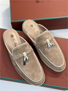 {{productViewItem.photos[photoViewList.activeNavIndex].Alt || productViewItem.photos[photoViewList.activeNavIndex].Description || 'Мюли LORO PIANA'}}