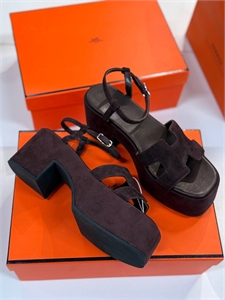 {{productViewItem.photos[photoViewList.activeNavIndex].Alt || productViewItem.photos[photoViewList.activeNavIndex].Description || 'Босоножки HERMES'}}