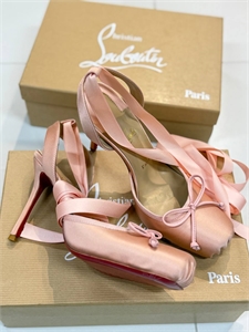 {{productViewItem.photos[photoViewList.activeNavIndex].Alt || productViewItem.photos[photoViewList.activeNavIndex].Description || 'Туфли Christian Louboutin'}}