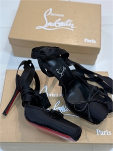 {{productViewItem.photos[photoViewList.activeNavIndex].Alt || productViewItem.photos[photoViewList.activeNavIndex].Description || 'Туфли Christian Louboutin'}}